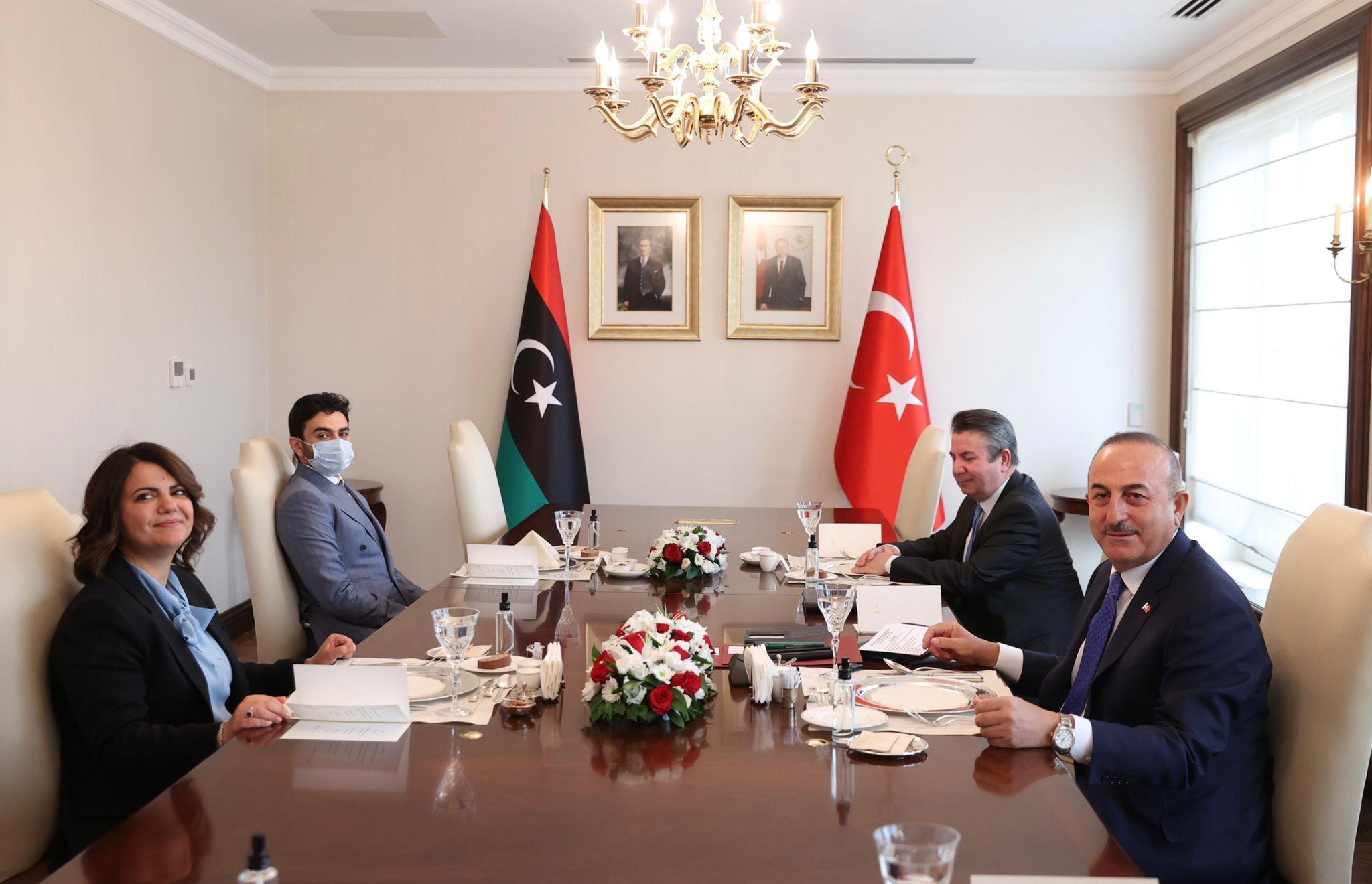 Setkání Tureckého ministra zahraničí Mevlüta Çavuşoğlu s Najlou Mangoushem, ministryní zahraničí Libye
