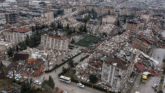 Ničivé zemětřesení v Turecku a Sýrii si vyžádalo více než 15 000 životů
