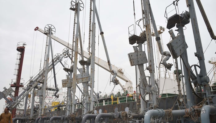 Ruský ropný náklad přepravující zlevněnou ropu kotví v přístavu Karáčí 13. června 2023