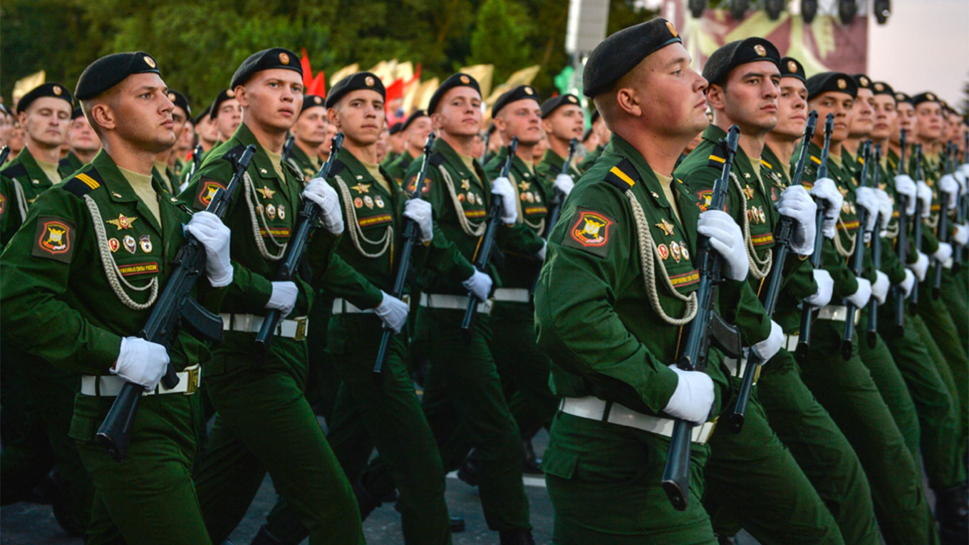 Obyvatelům Běloruska začali úřady masivně posílat předvolání do vojenských registračních a náborových úřadů