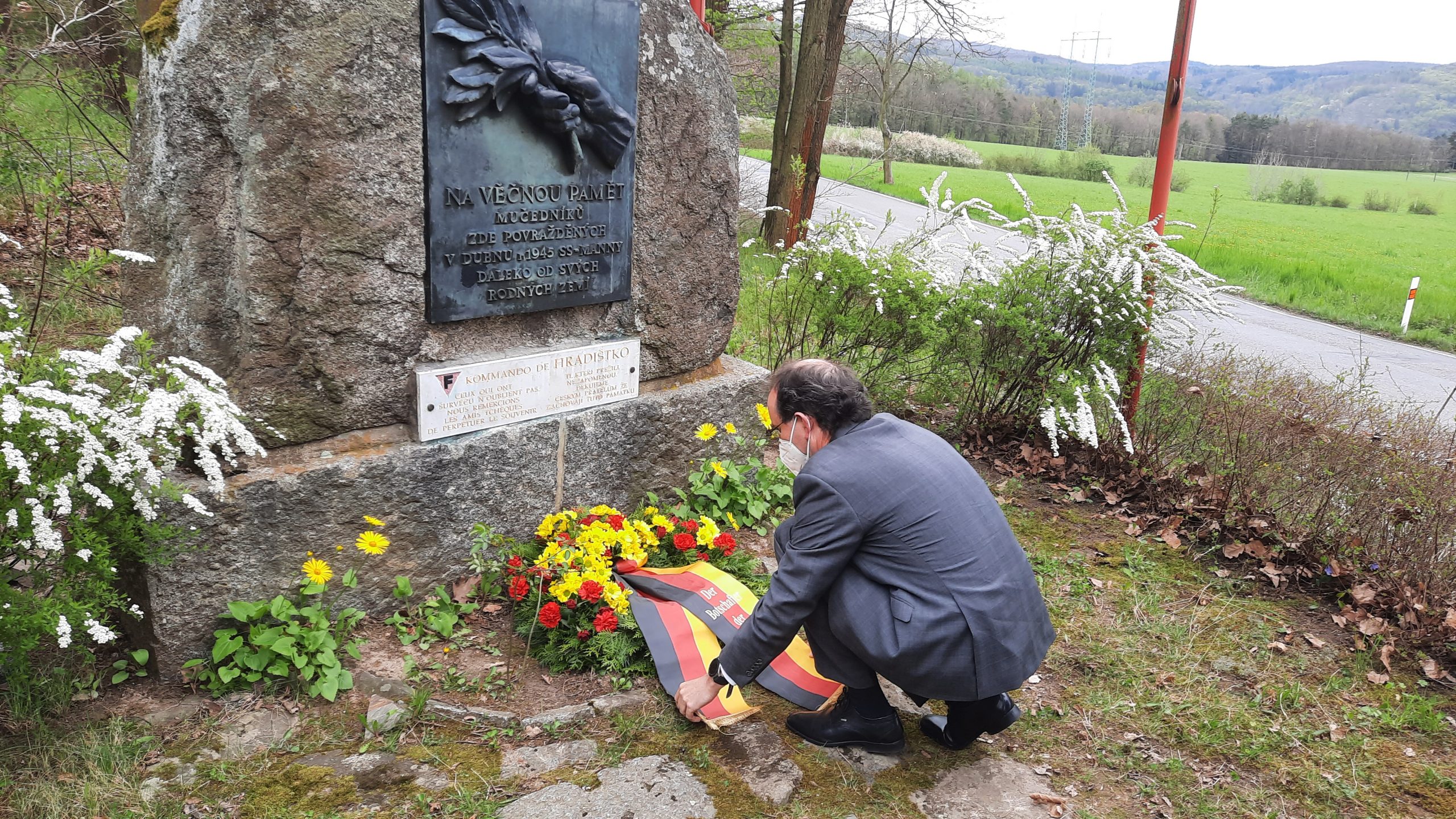 Demokratický památník doprovází rodiny katalánských deportovaných při uctění památky v Praze lidem zabitým v táboře Hradištko