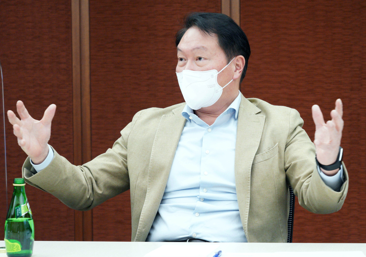 Chey Tae-won, předseda SK Group a šéf Korejské obchodní a průmyslové komory, hovoří ve středu v rozhovoru u příležitosti svého prvního roku ve funkci šéfa KCCI v Soulu.