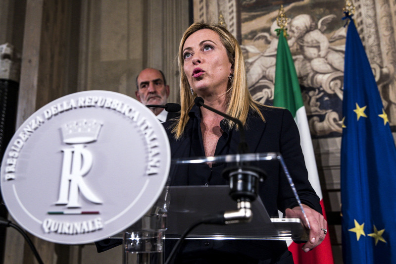 Giorgia Meloni, nová italská premiérka, v prohlášení odsoudila pokryteckou politiku Paříže a Berlína ohledně migrace.