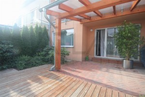 terasa - Pronájem zařízeného rodinného domu 5+kk, 146 m2, Dělená ulice, Praha 5 - Řeporyje