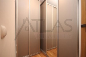 šatna s vestěvěnými skříněmi - Pronájem bytu 2+kk, 66 m2, Tibetská, Praha 6 Červený Vrch