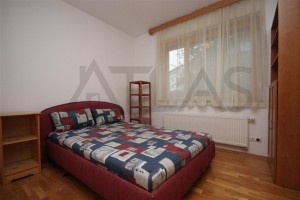 ložnice s manželskou postelí - Pronájem bytu 2+kk, 66 m2, Tibetská, Praha 6 Červený Vrch