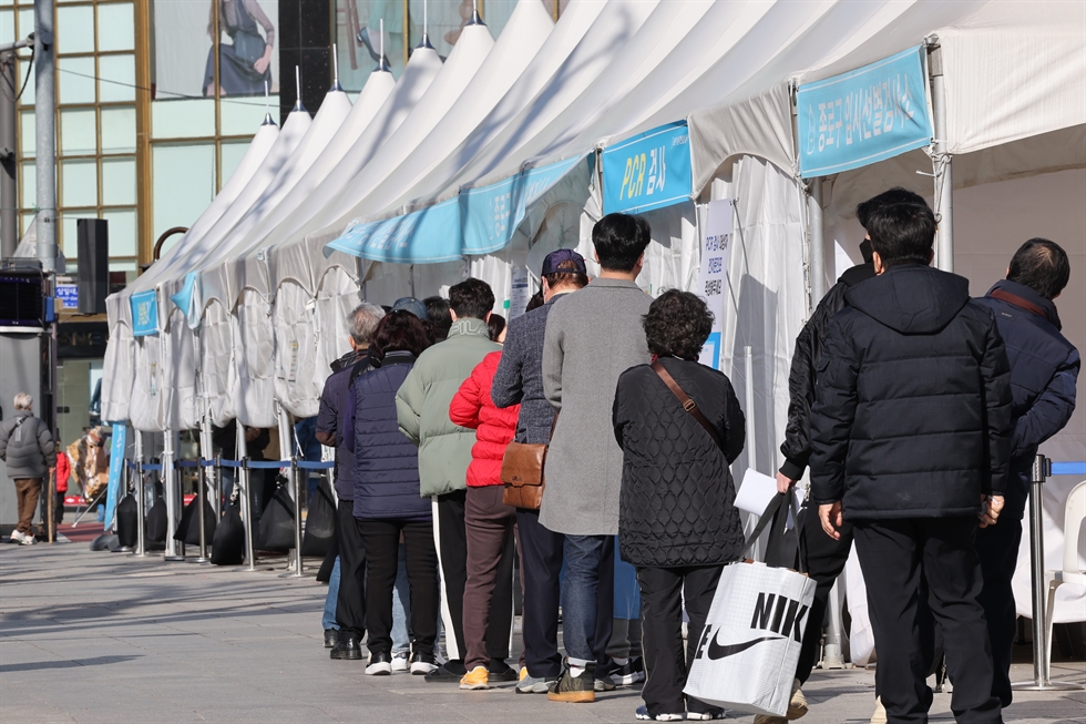 Lidé se seřadí, aby se nechali otestovat na COVID-19 v testovacím centru v parku Tapgol v centru Soulu, 28. března 2022