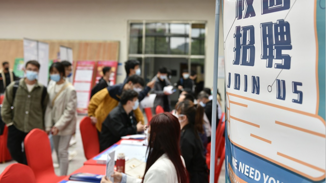 Univerzita vědy a technologie v čínské provincii Shandong (Šan-tung) zahajuje veletrh pracovních příležitostí na kampusu; 10. května 2022.