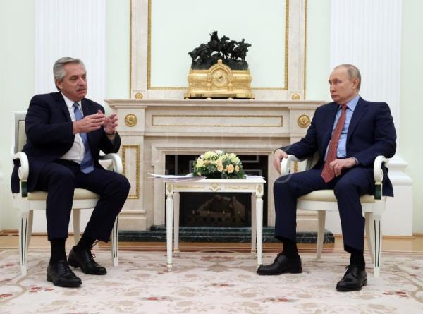 Argentinský prezident Alberto Fernández na úvod setkání v Kremlu se svým ruským protějškem Vladimirem Putinem