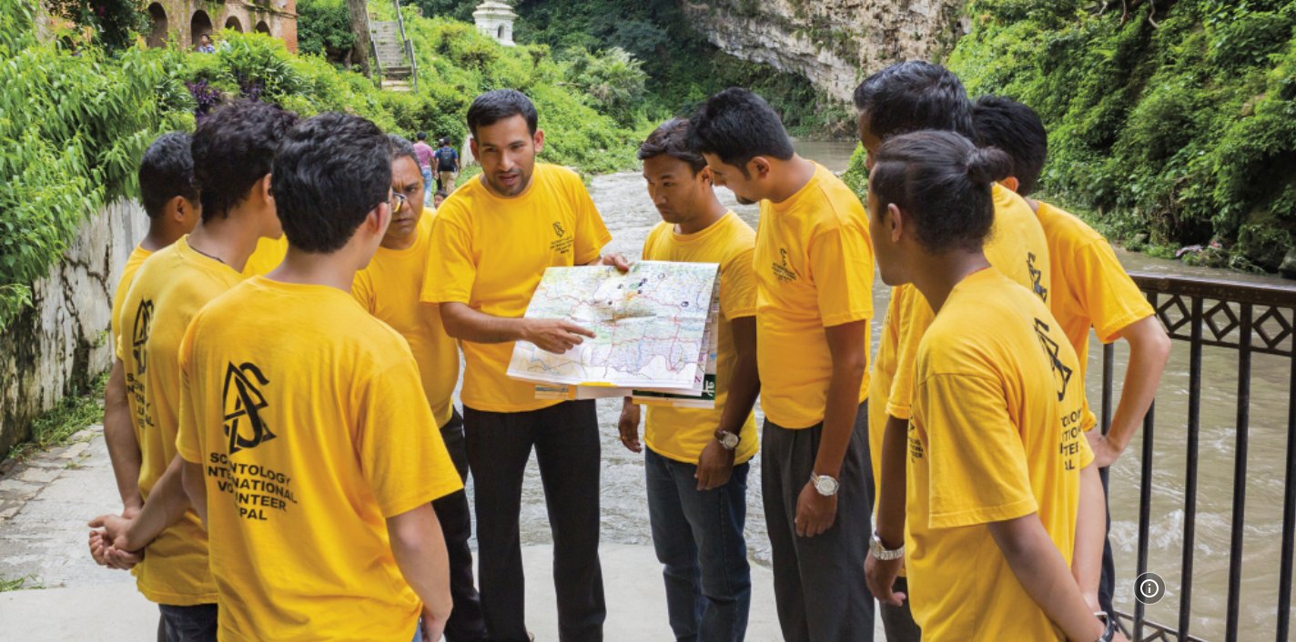 dobrovolný duchovní Scientologické církve Binod Sharma z Nepálu zmobilizoval pomoc po zemětřesení které v roce 2015 otřáslo Nepálem