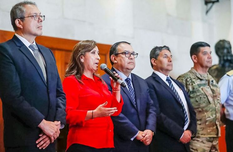 Premiér Pedro Angulo, prezident Boluarate, ministr obrany Alberto Otarola a ministr vnitra Cesar Cervantes.