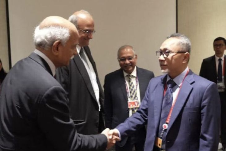 Ministr obchodu Zulkifli Hasan (vpravo) se setkal s generálním ředitelem Konfederace indického průmyslu (CII) Candrajeet Banarje. ANTARA/HO-Ministerstvo obchodu s veřejností/