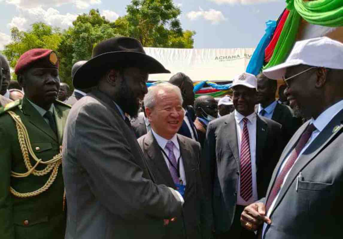 Jihosúdánský prezident Salva Kiir, 2. zleva, prezident Japonské agentury pro mezinárodní spolupráci Akihiko Tanaka, 3. zleva, a první viceprezident Riek Machar, vpravo, promluvili na slavnostním otevření Mostu svobody v Jubě dne 19. května.