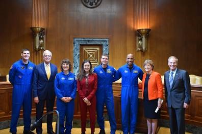 Zleva doprava: Shaheen a Moran se setkávají s astronauty Artemis II spolu s administrátorem NASA Billem Nelsonem a prezidentkou Kanadské vesmírné agentury Lisou Campbellovou; Shaheen pronáší poznámky