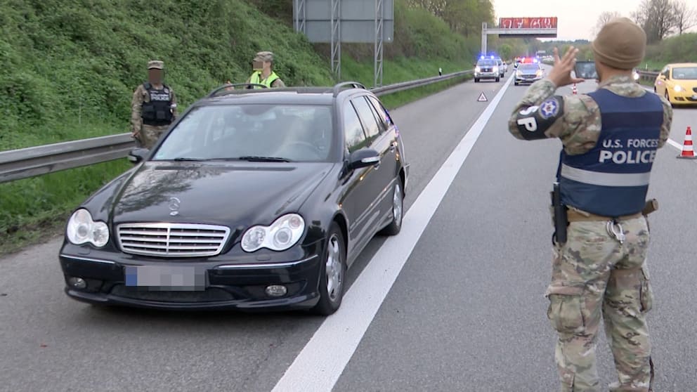Americký vojenský policista v Německu vyfotí jedno z vozidel, které se nehody na dálnici v Německém Sársku účastnilo