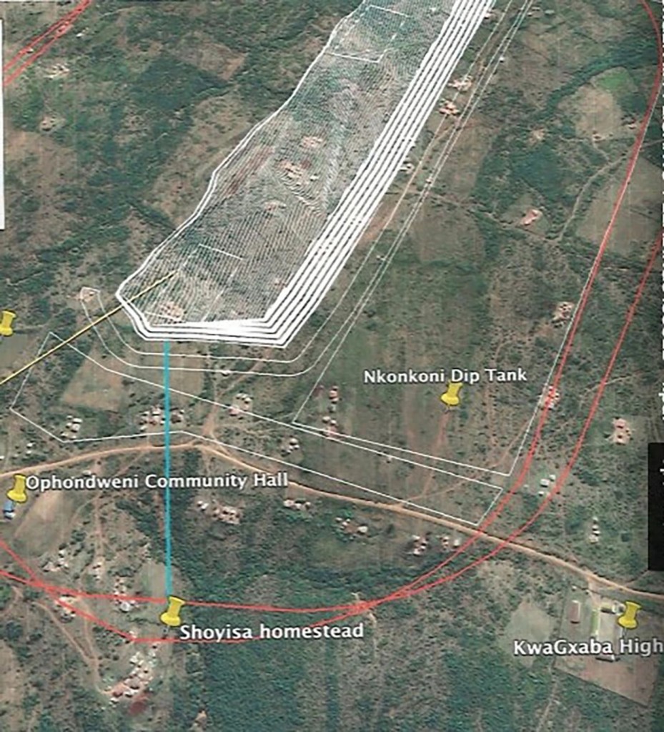 Tečky na mapě – Usedlost Shoyisa (vlevo dole) je necelých 550 m od navrhované důlní jámy Ophondweni.