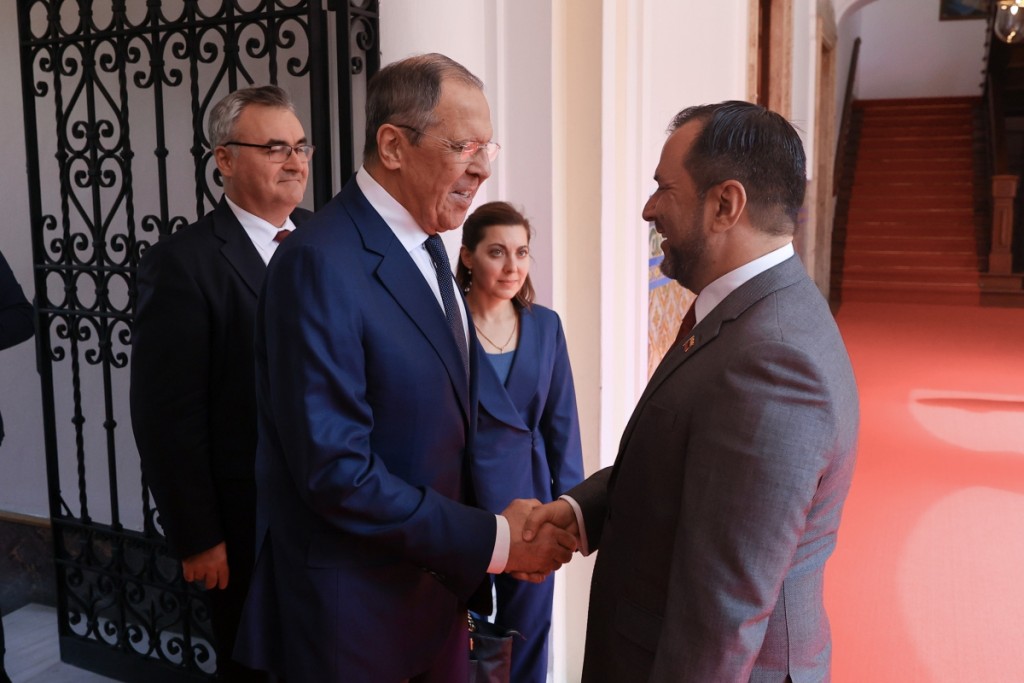 Ruský ministr zahraničí Sergej Lavrov vítá v Caracasu venezuelského ministra zahraničí Yvána Gila