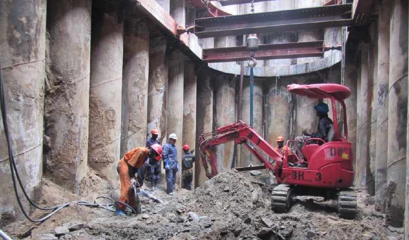 Stavební dělníci pracují sedm metrů pod vodní hladinou řeky Nilu, aby postavili základy Mostu svobody v Jubě.