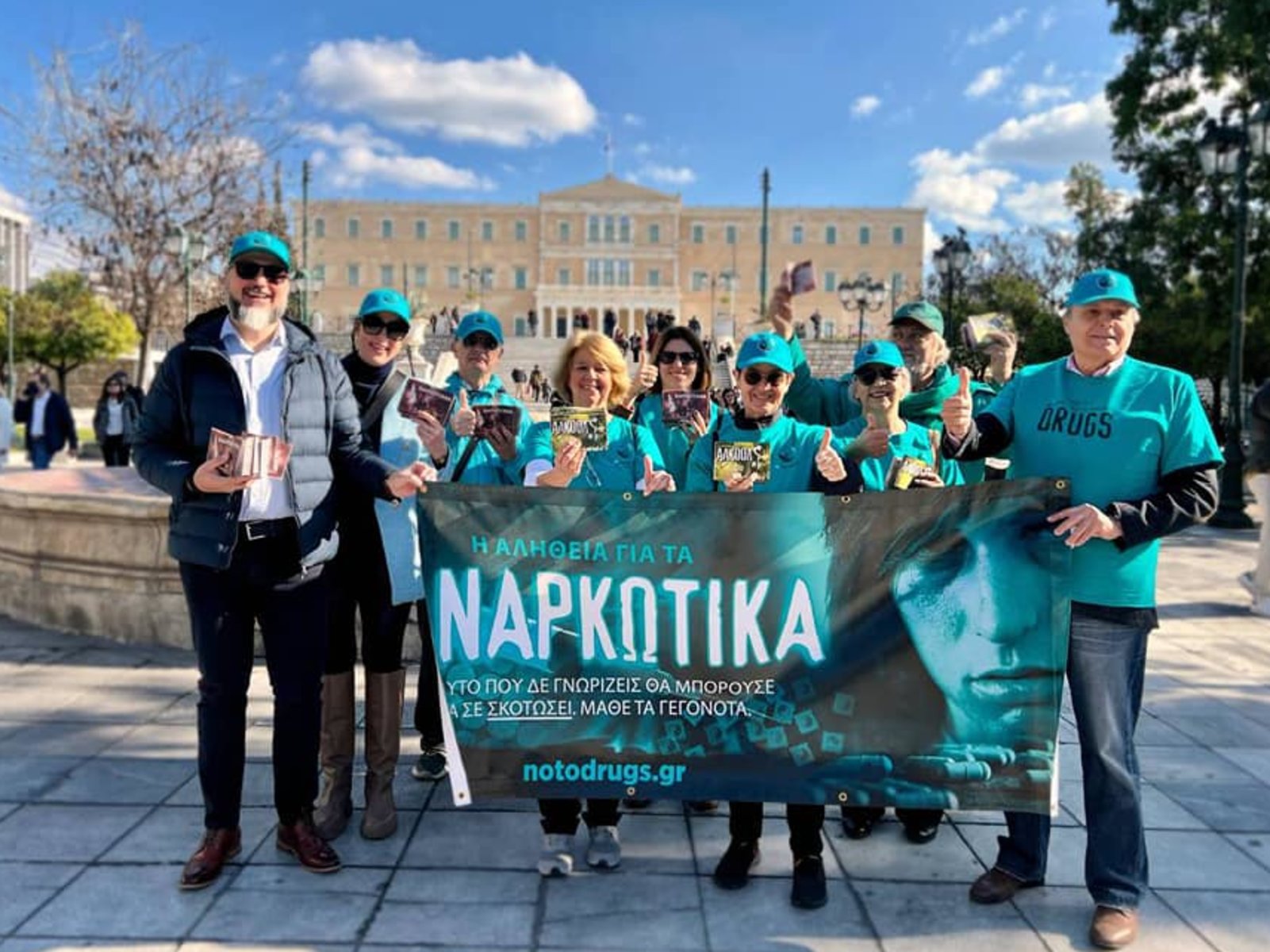 Dobrovolníci ze Světa bez drog z Athénské Scientologické církve přinášejí pravdu o drogách do oblastí města s vysokou návštěvností