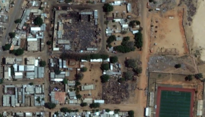 Satelitní snímek ukazuje vypálenou tržnici El Geneina v súdánském státě Západní Dárfúr.