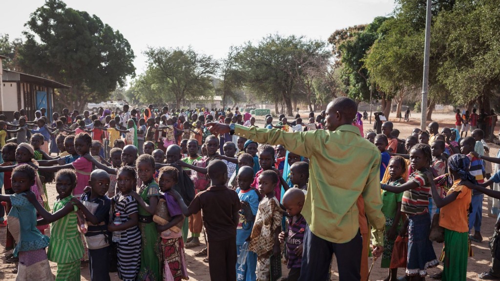 le-proviseur-de-l-ecole-primaire-de-birao-ordonne-aux-ecoliers-se-mettent-rang-avant-d-entrer-dans-leurs-salles-de-classe-le-21-decembre-2017-en-centrafrique_5997300