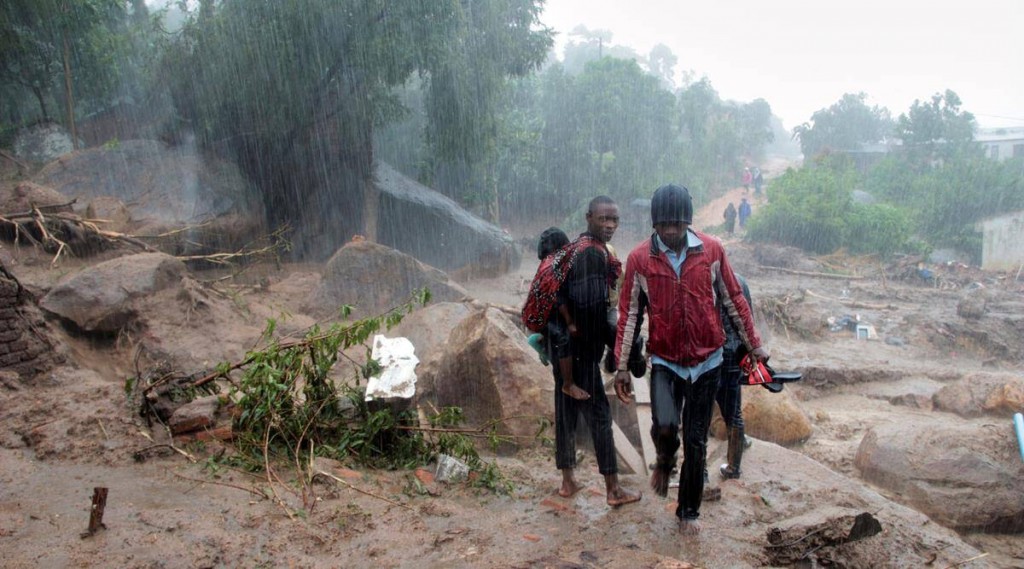 Obyvatelé zkoumají škody způsobené cyklonem Freddy v Chilobwe, Blantyre, Malawi.
