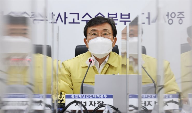 Ministr zdravotnictví a sociální péče Kwon Deok-cheol hovoří během zasedání Korejské agentury pro kontrolu a prevenci nemocí (KDCA) ve vládním komplexu v Sejong, 28. březen 2022