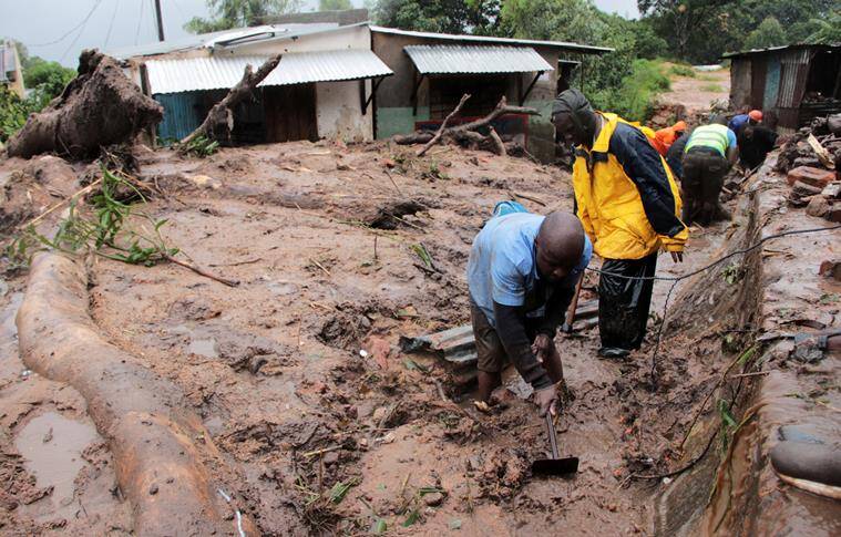 Muži kopou při hledání přeživších a obětí v bahně a troskách, které zanechal cyklon Freddy v Chilobwe, Blantyre, Malawi.
