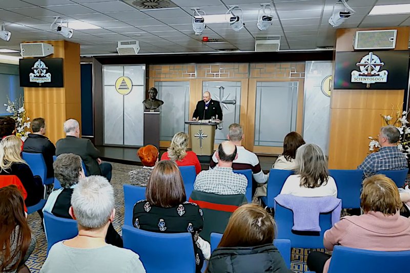 Nedělní bohoslužba v Scientologické církvi v Budapešti