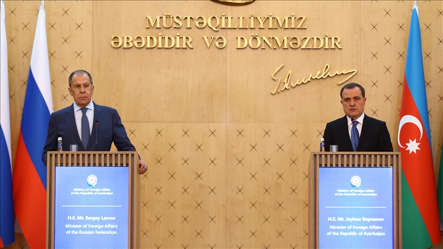 Ruský ministr zahraničí Sergej Lavrov (vlevo) a ázerbájdžánský ministr zahraničí Jeyhun Bayramov (vpravo) pořádají společnou tiskovou konferenci po svém setkání v Baku v Ázerbájdžánu dne 11. května 2021. 